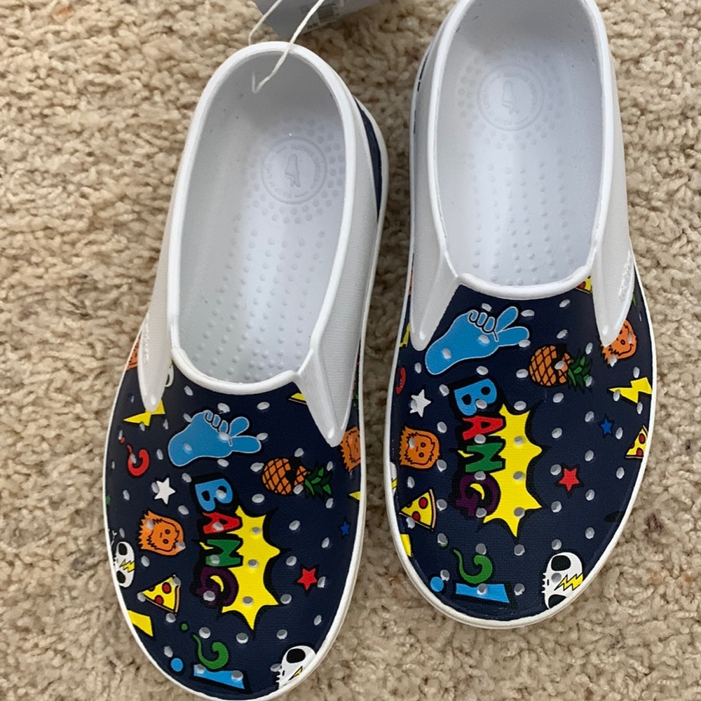 NWT Native shows- Unisex size 13